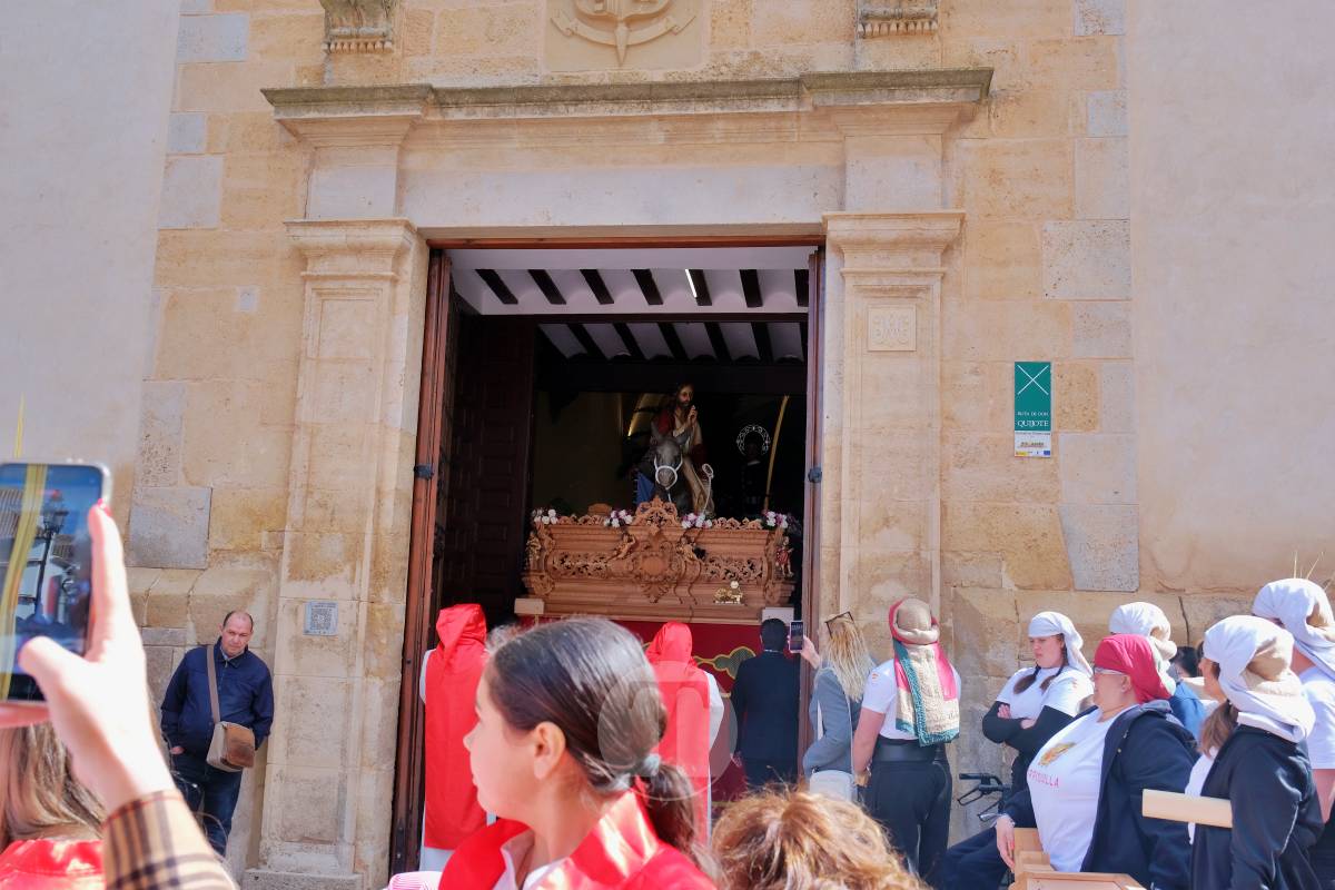 La Borriquilla abre la Semana Santa de Tomelloso en una mañana soleada y marcada por el frío