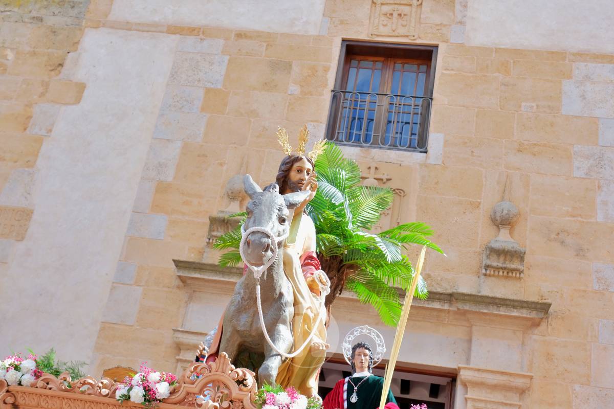 La Borriquilla abre la Semana Santa de Tomelloso en una mañana soleada y marcada por el frío