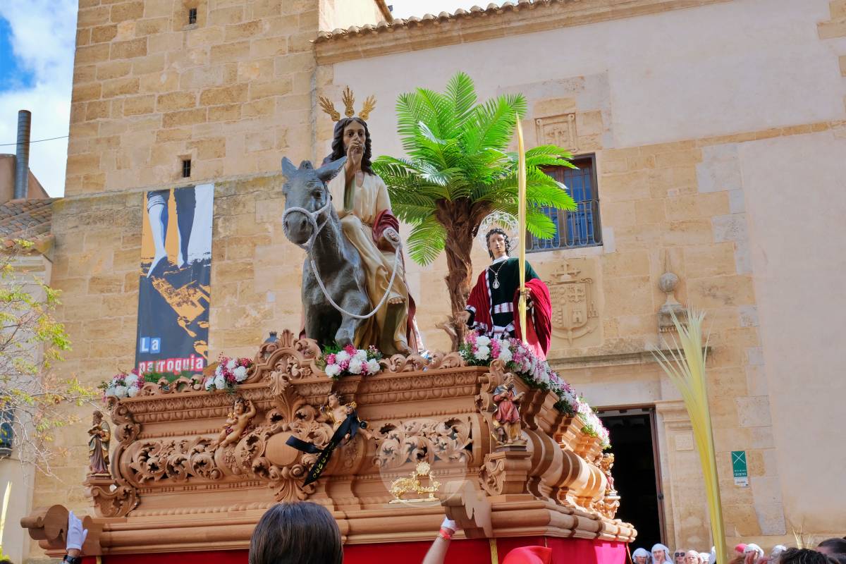 La Borriquilla abre la Semana Santa de Tomelloso en una mañana soleada y marcada por el frío