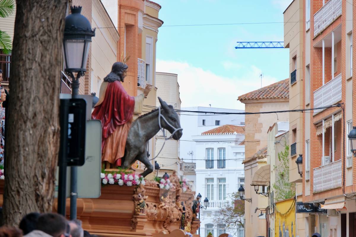 La Borriquilla abre la Semana Santa de Tomelloso en una mañana soleada y marcada por el frío