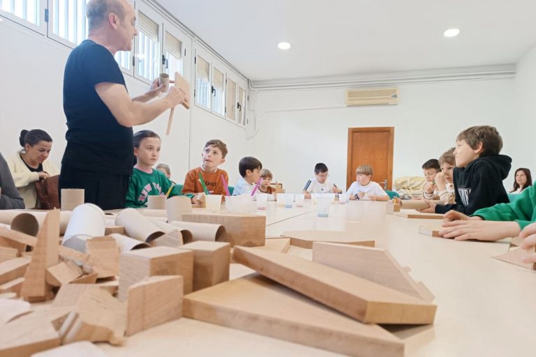 Isidro Ferrer convierte la madera en imaginación en un taller familiar en Tomelloso