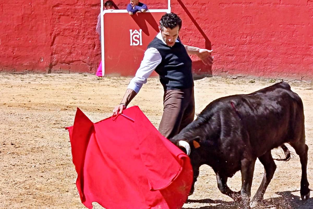 Antonio Linares continúa su preparación para 2026 en un tentadero en Jaén