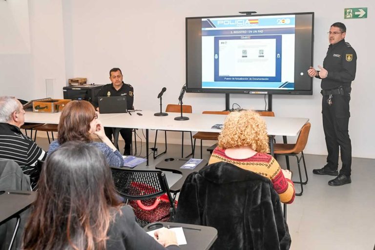 La Policía Nacional ofrece en Tomelloso una charla informativa sobre el nuevo DNI digital y la aplicación MiDNI
