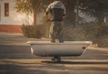 Graban a un joven circulando en una bañera sobre un patinete eléctrico en Tomelloso