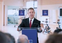 Page se muestra dispuesto a negociar la carrera profesional sanitaria y confía en alcanzar un acuerdo en 2026