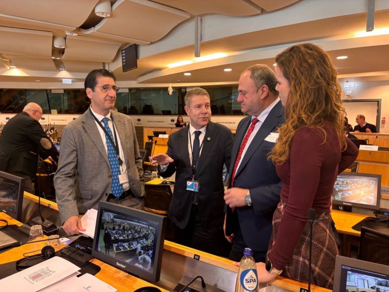 Page afea a Europa que intente “disfrazar” el recorte de la PAC: “Es como aguar el vino”