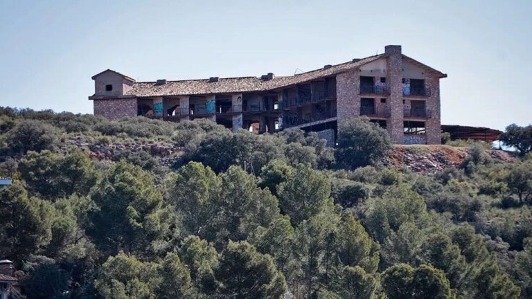 Adiós al Hotel Gran Prior en las Lagunas de Ruidera: arranca la demolición