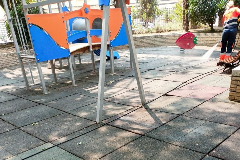 Tomelloso inicia un plan de limpieza con hidrolimpiadora en calles y parques desde marzo hasta mayo