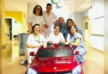 Los niños del Hospital de Tomelloso entran al quirófano en un coche eléctrico para reducir el miedo