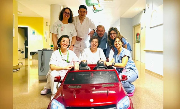 Los niños del Hospital de Tomelloso entran al quirófano en un coche eléctrico para reducir el miedo