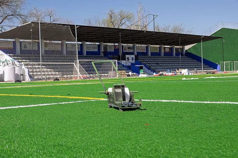 Avanzan las obras de renovación del césped del campo de fútbol de Argamasilla de Alba
