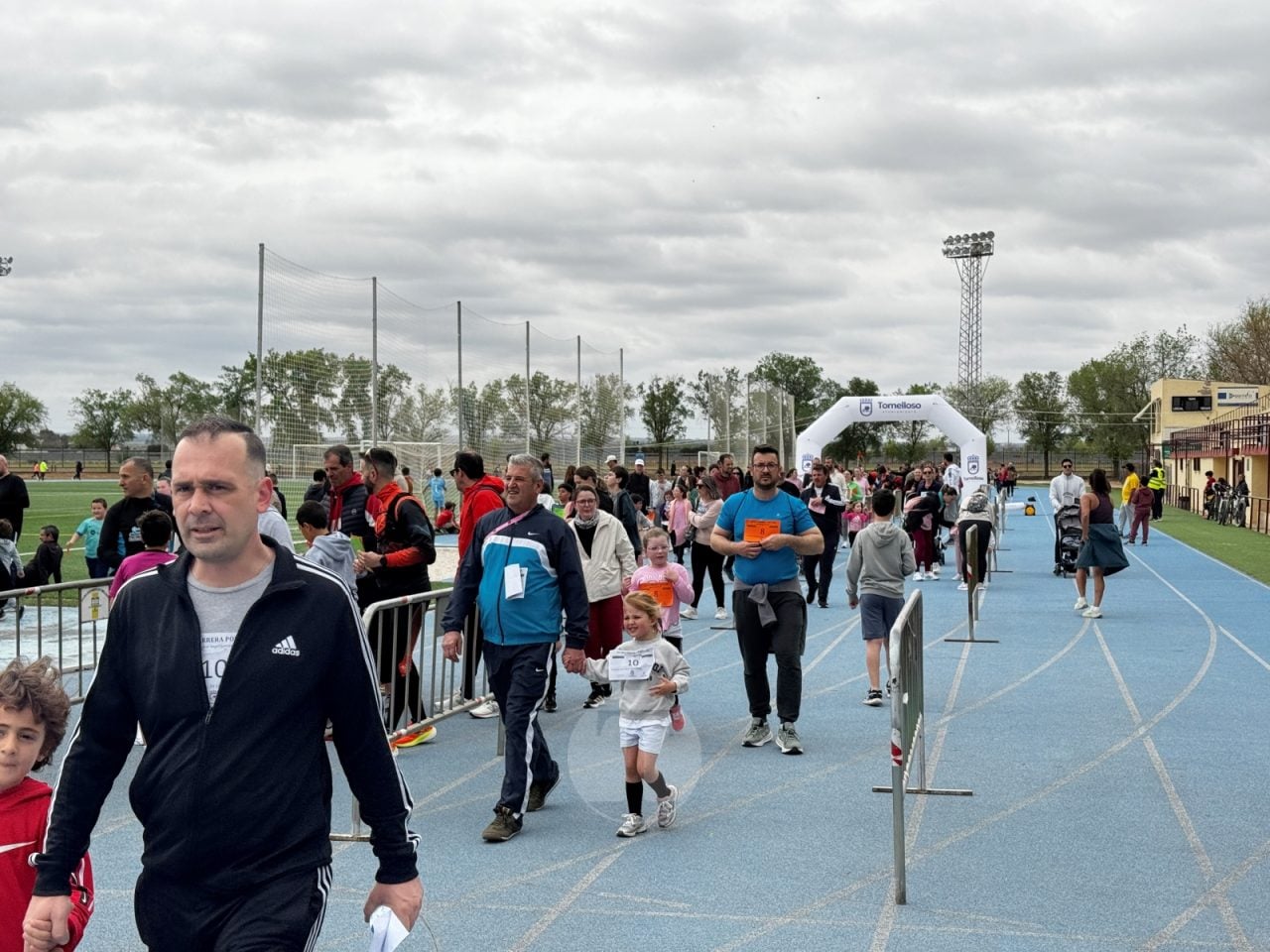 Cientos de escolares participan en la 47ª Carrera Popular ‘Memorial Ángel Serrano’ de Tomelloso