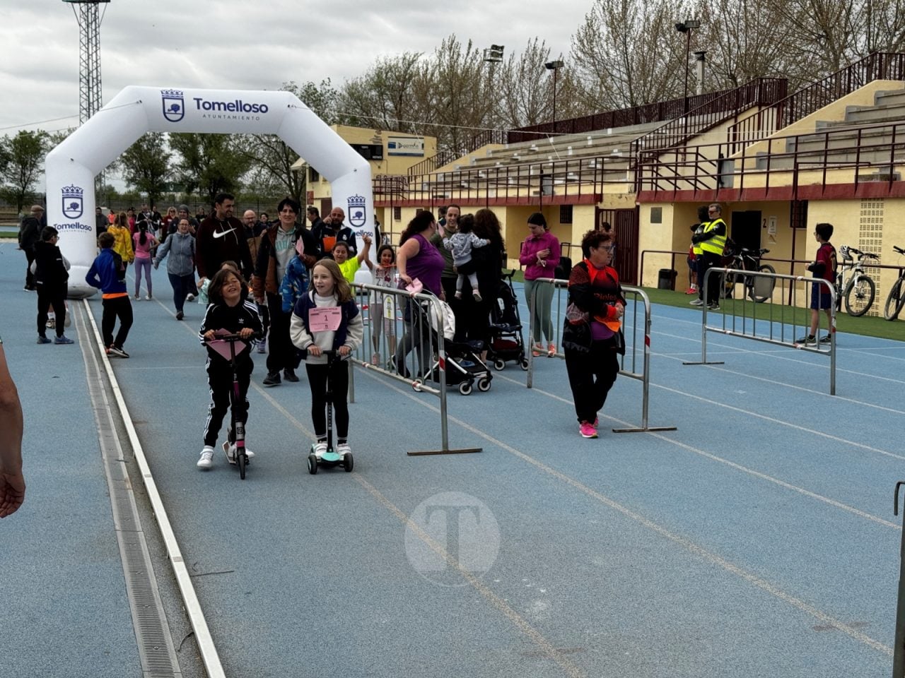 Cientos de escolares participan en la 47ª Carrera Popular ‘Memorial Ángel Serrano’ de Tomelloso