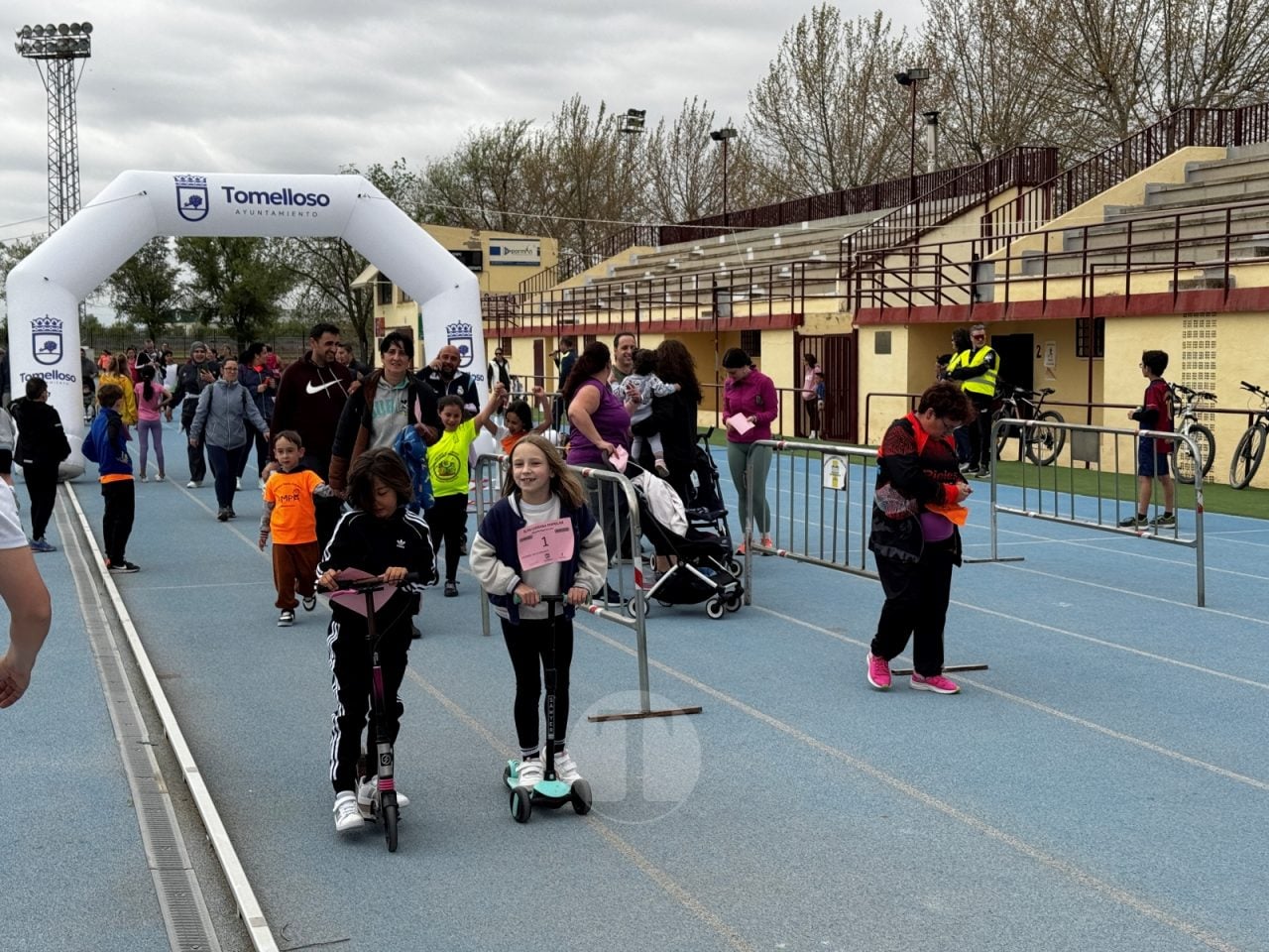 Cientos de escolares participan en la 47ª Carrera Popular ‘Memorial Ángel Serrano’ de Tomelloso