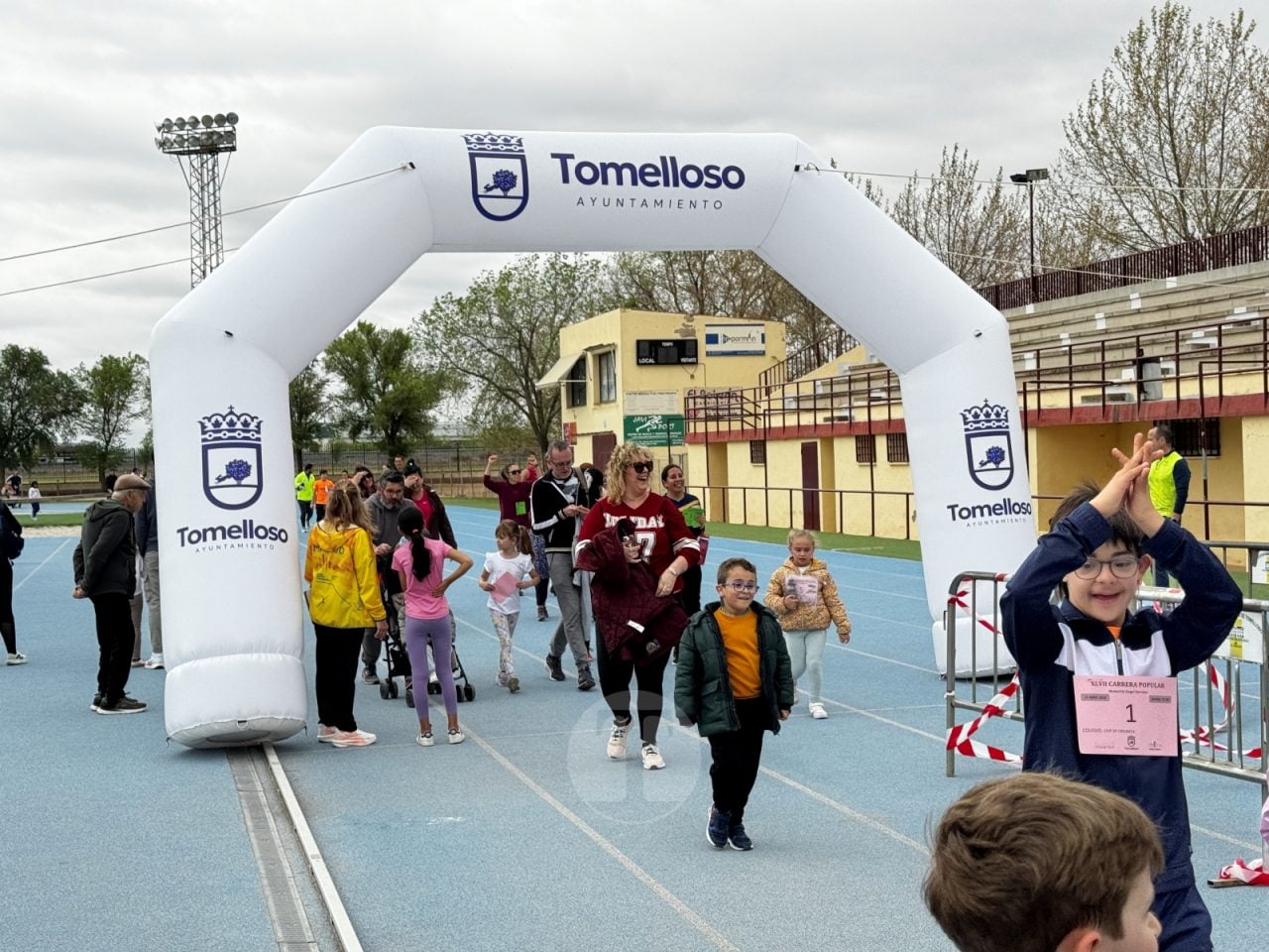 Cientos de escolares participan en la 47ª Carrera Popular ‘Memorial Ángel Serrano’ de Tomelloso