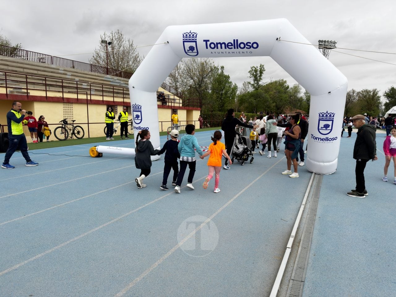 Cientos de escolares participan en la 47ª Carrera Popular ‘Memorial Ángel Serrano’ de Tomelloso