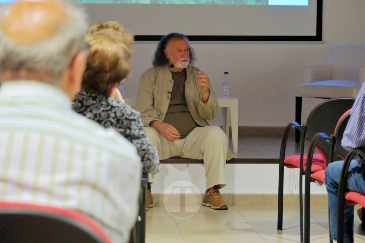 Tomelloso recibe una colección única de poesía con cartas inéditas y joyas literarias