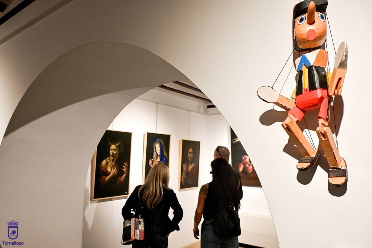 Bodegones y símbolos: Manuel Solana inaugura su exposición en la Posada de los Portales