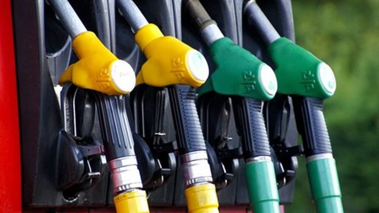 La rebaja del IVA a los carburantes en España seguirá como medida «temporal»