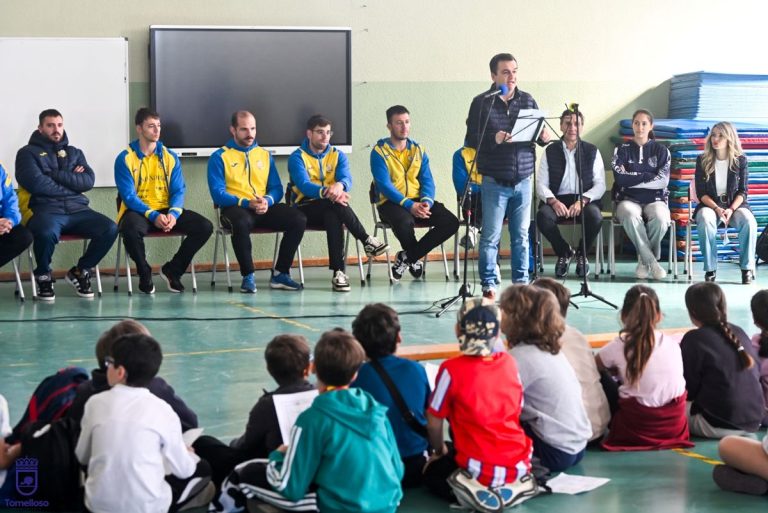 Deporte y hábitos saludables en una jornada sobre balonmano en el IES Airén