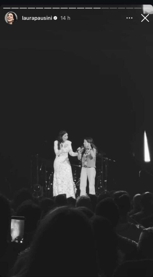 Laura Pausini invita a cantar a una joven de Tomelloso en el Roig Arena