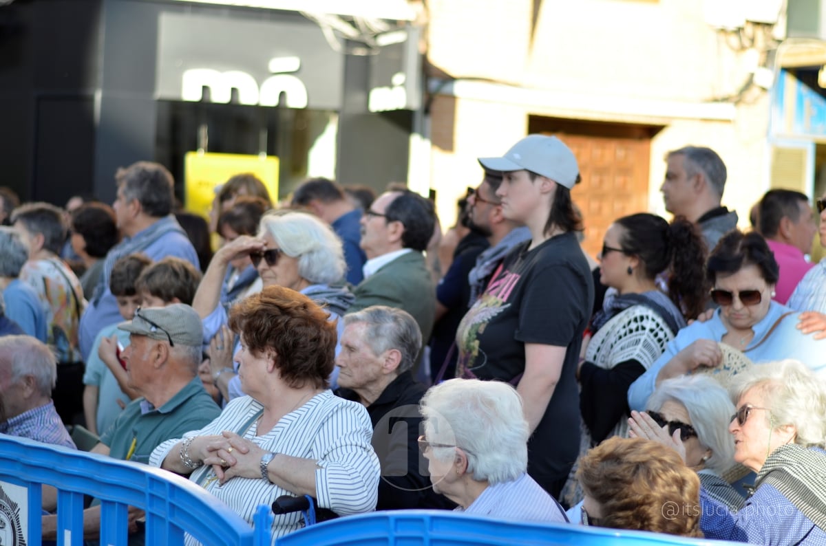 Lucía Moreno y Paloma Morales retratan la emoción de la llegada de la Virgen de las Viñas a Tomelloso