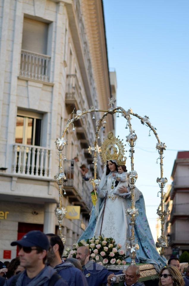 Lucía Moreno y Paloma Morales retratan la emoción de la llegada de la Virgen de las Viñas a Tomelloso