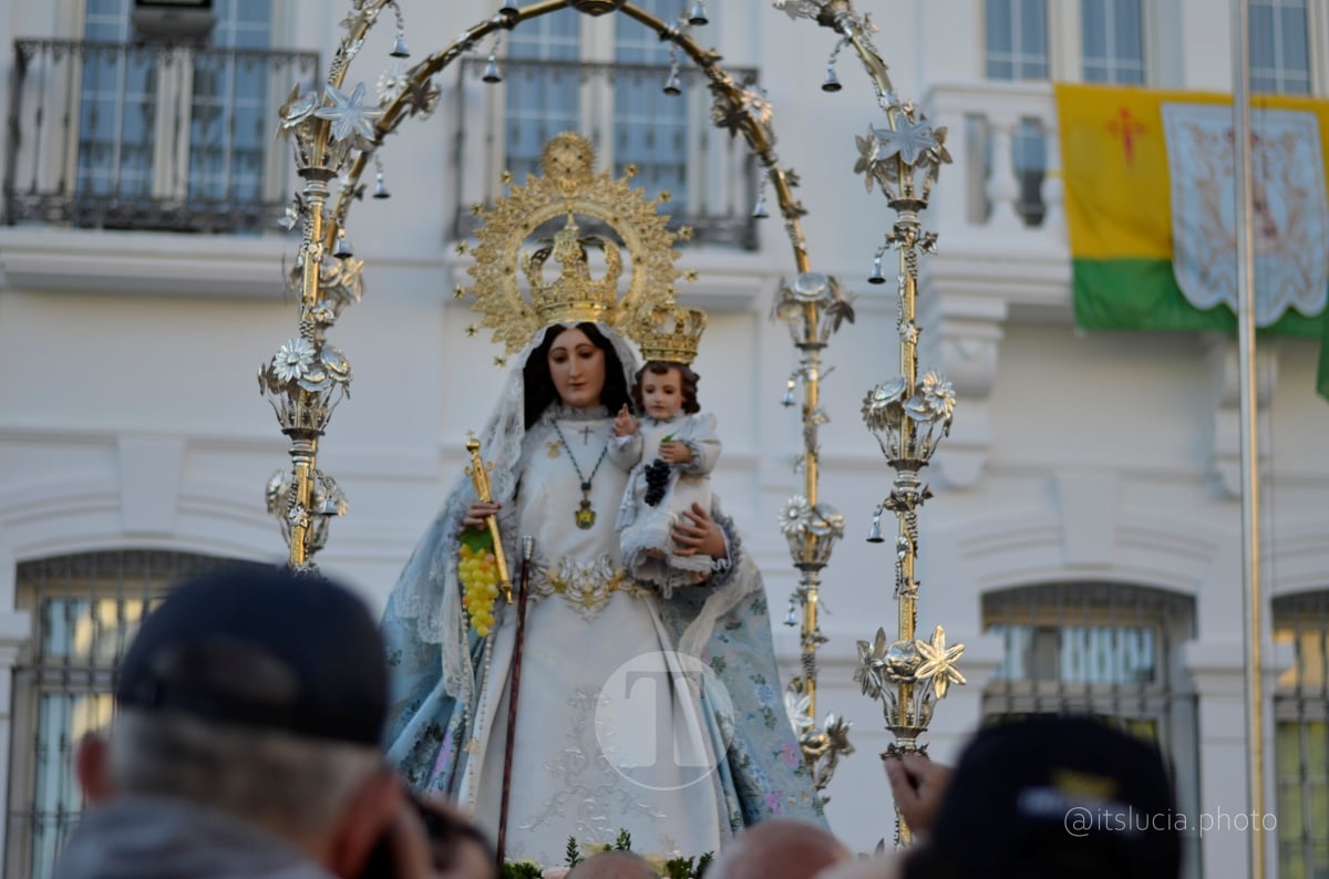 Lucía Moreno y Paloma Morales retratan la emoción de la llegada de la Virgen de las Viñas a Tomelloso