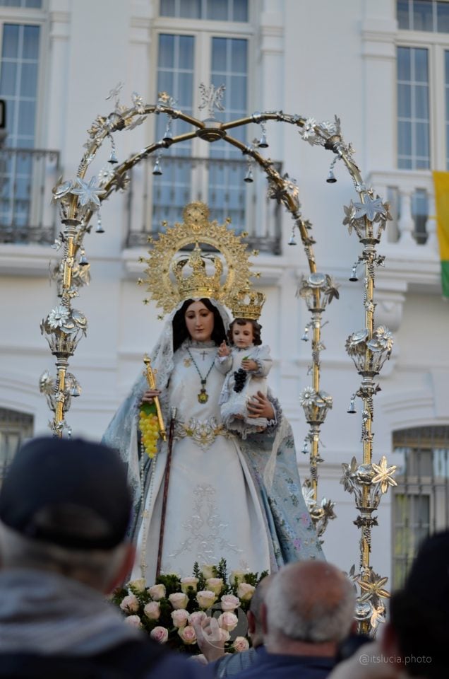 Lucía Moreno y Paloma Morales retratan la emoción de la llegada de la Virgen de las Viñas a Tomelloso