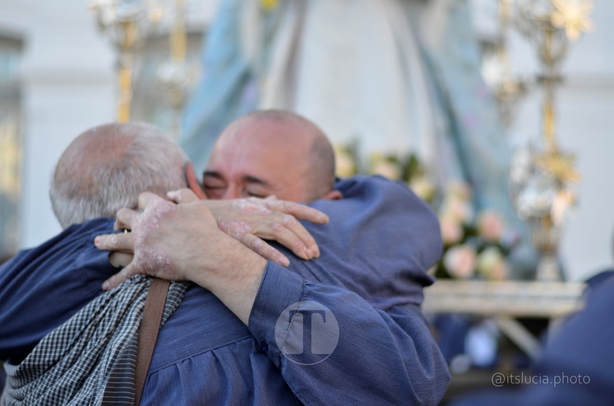 Lucía Moreno y Paloma Morales retratan la emoción de la llegada de la Virgen de las Viñas a Tomelloso