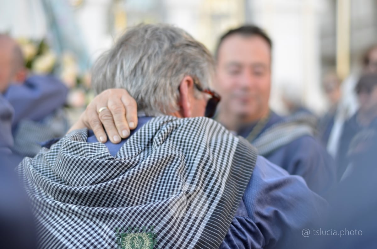 Lucía Moreno y Paloma Morales retratan la emoción de la llegada de la Virgen de las Viñas a Tomelloso