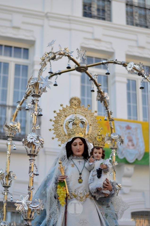 Lucía Moreno y Paloma Morales retratan la emoción de la llegada de la Virgen de las Viñas a Tomelloso