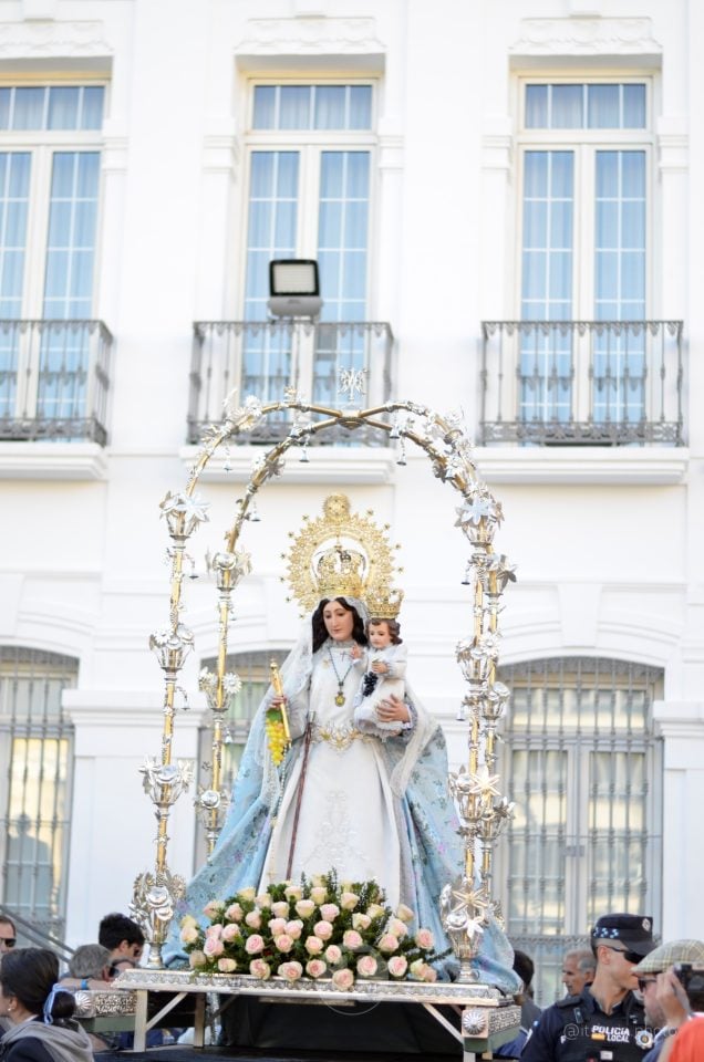 Lucía Moreno y Paloma Morales retratan la emoción de la llegada de la Virgen de las Viñas a Tomelloso