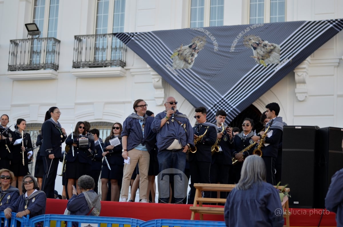 Lucía Moreno y Paloma Morales retratan la emoción de la llegada de la Virgen de las Viñas a Tomelloso