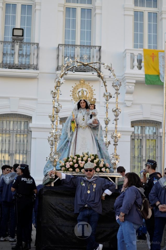 Lucía Moreno y Paloma Morales retratan la emoción de la llegada de la Virgen de las Viñas a Tomelloso