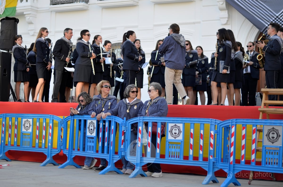 Lucía Moreno y Paloma Morales retratan la emoción de la llegada de la Virgen de las Viñas a Tomelloso
