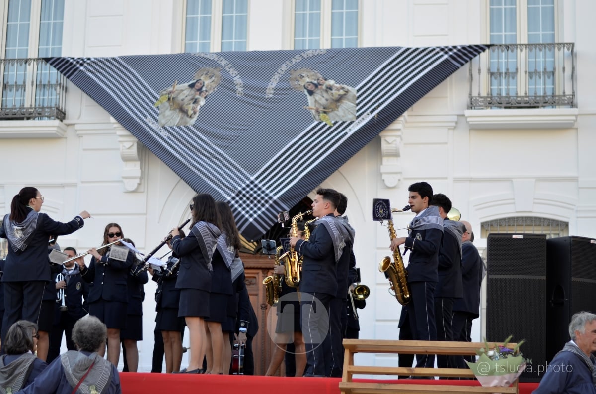 Lucía Moreno y Paloma Morales retratan la emoción de la llegada de la Virgen de las Viñas a Tomelloso