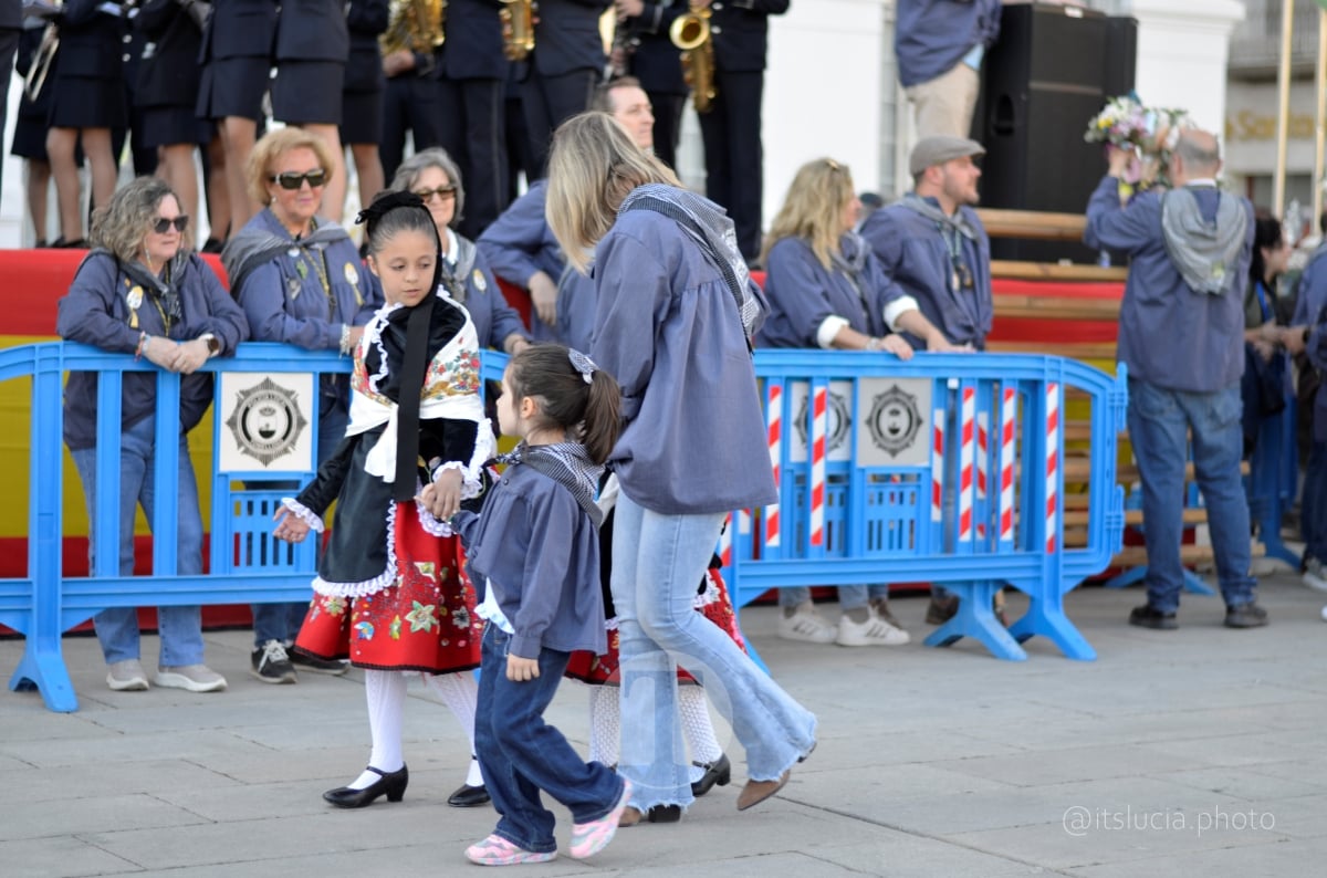 Lucía Moreno y Paloma Morales retratan la emoción de la llegada de la Virgen de las Viñas a Tomelloso