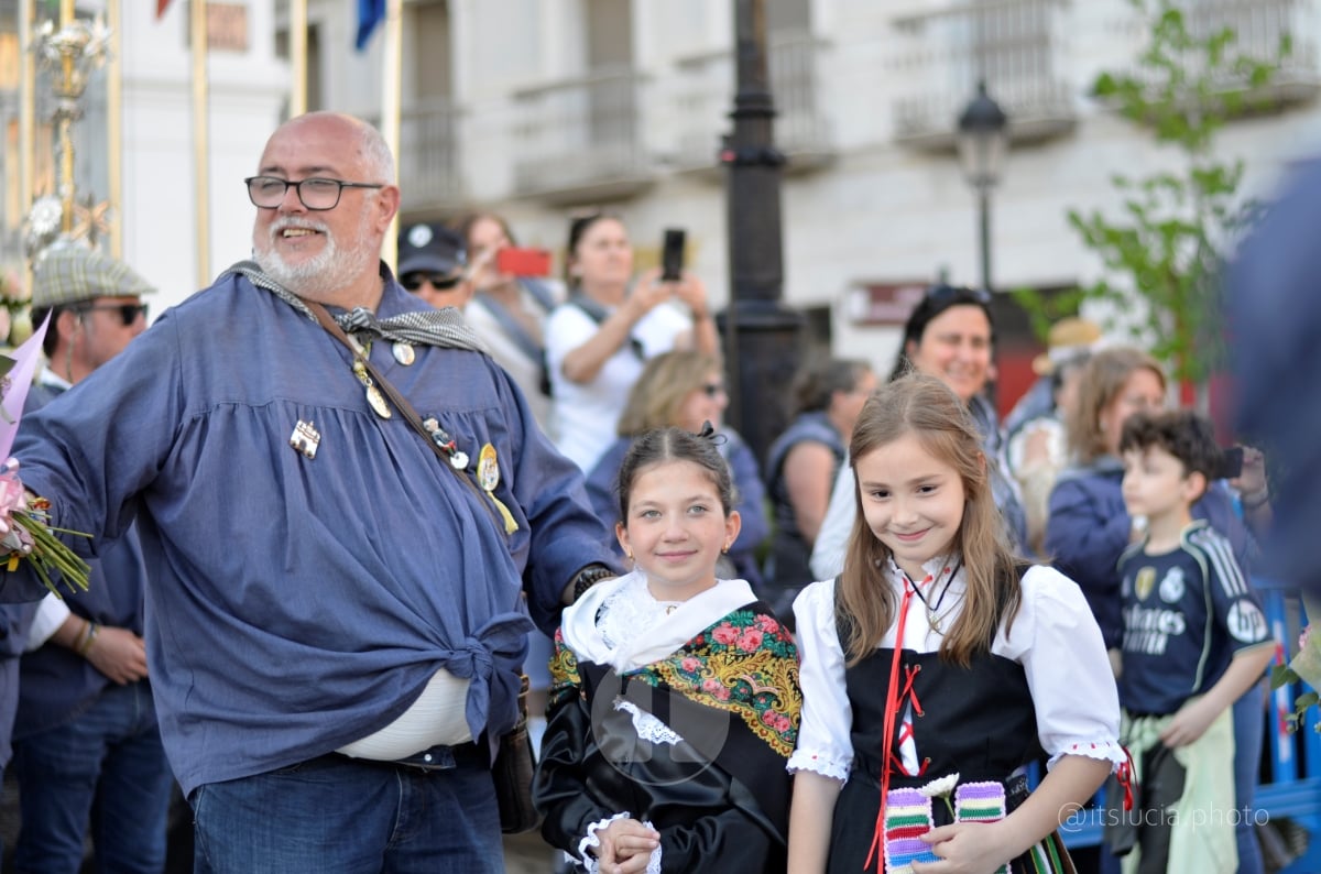 Lucía Moreno y Paloma Morales retratan la emoción de la llegada de la Virgen de las Viñas a Tomelloso