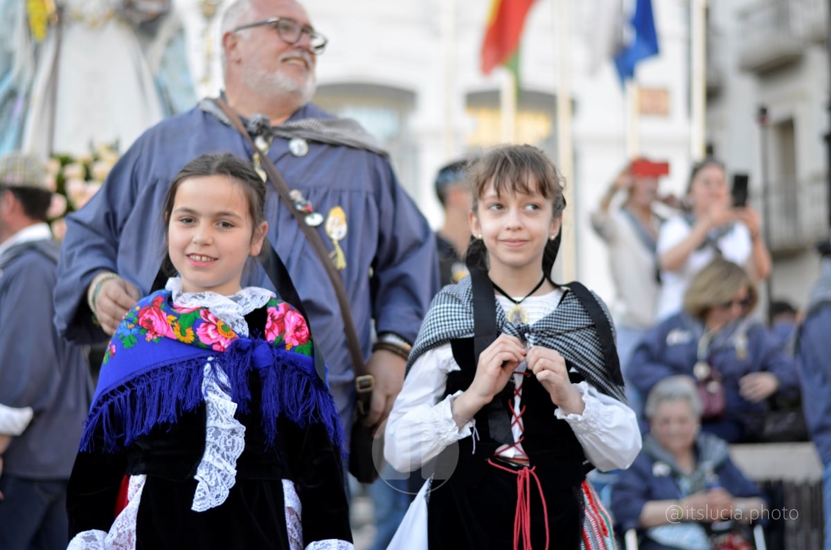 Lucía Moreno y Paloma Morales retratan la emoción de la llegada de la Virgen de las Viñas a Tomelloso