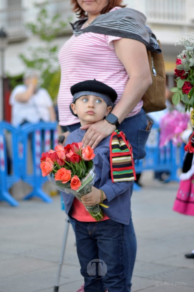 Lucía Moreno y Paloma Morales retratan la emoción de la llegada de la Virgen de las Viñas a Tomelloso