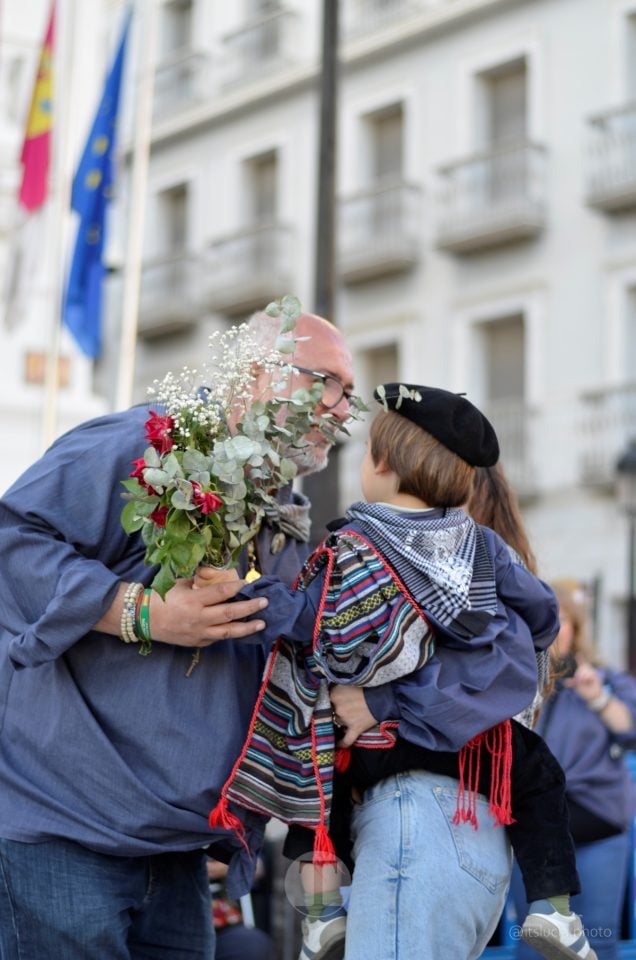 Lucía Moreno y Paloma Morales retratan la emoción de la llegada de la Virgen de las Viñas a Tomelloso