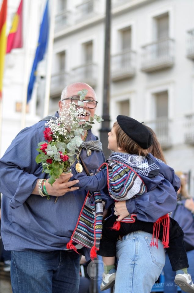 Lucía Moreno y Paloma Morales retratan la emoción de la llegada de la Virgen de las Viñas a Tomelloso