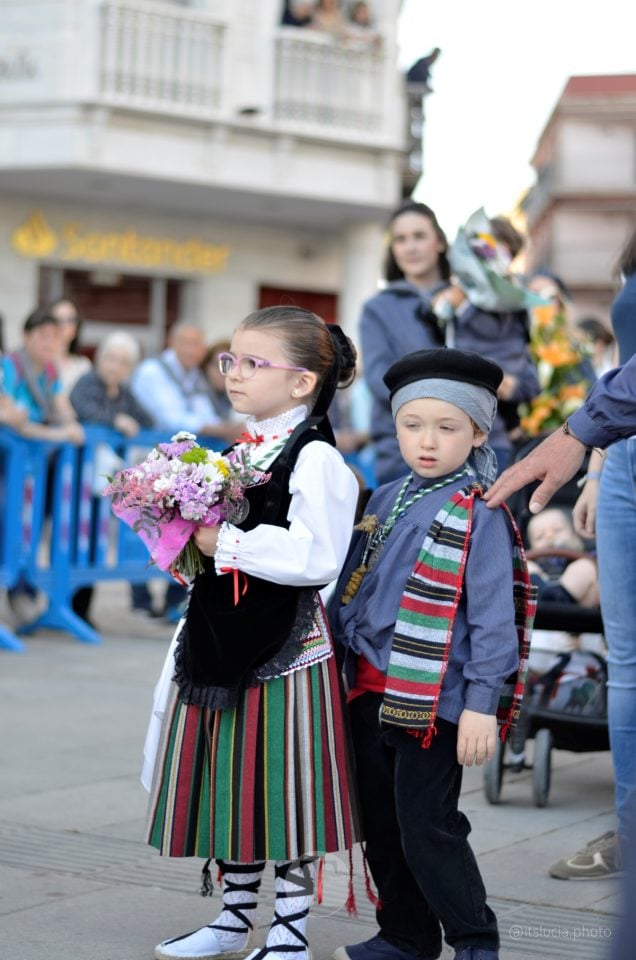 Lucía Moreno y Paloma Morales retratan la emoción de la llegada de la Virgen de las Viñas a Tomelloso