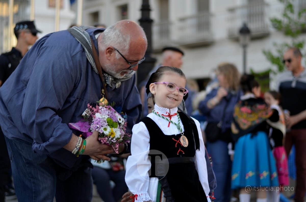 Lucía Moreno y Paloma Morales retratan la emoción de la llegada de la Virgen de las Viñas a Tomelloso