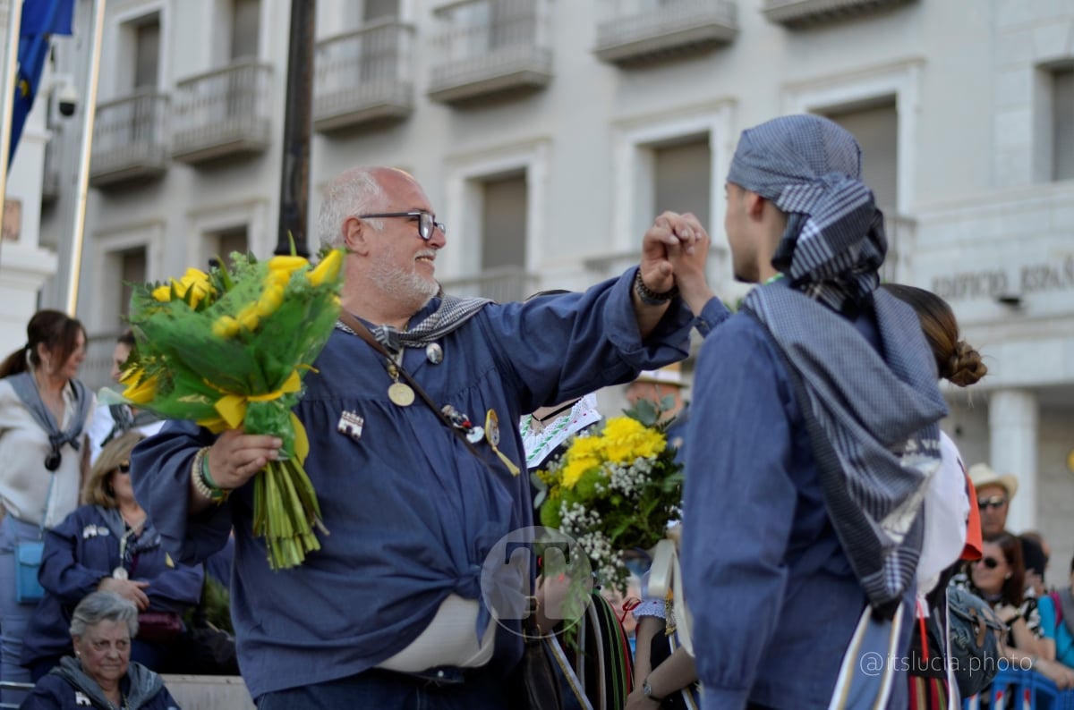 Lucía Moreno y Paloma Morales retratan la emoción de la llegada de la Virgen de las Viñas a Tomelloso