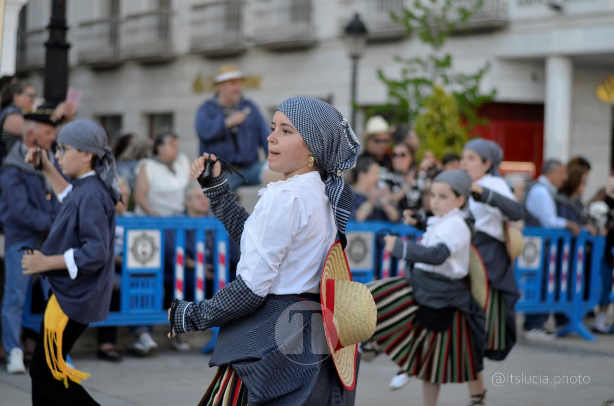 Lucía Moreno y Paloma Morales retratan la emoción de la llegada de la Virgen de las Viñas a Tomelloso