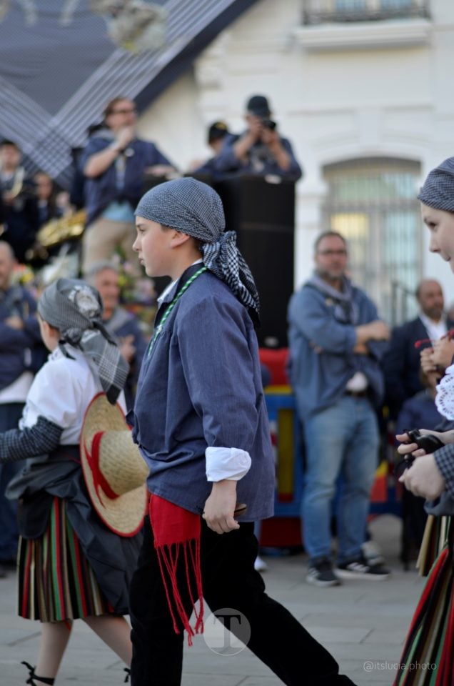 Lucía Moreno y Paloma Morales retratan la emoción de la llegada de la Virgen de las Viñas a Tomelloso