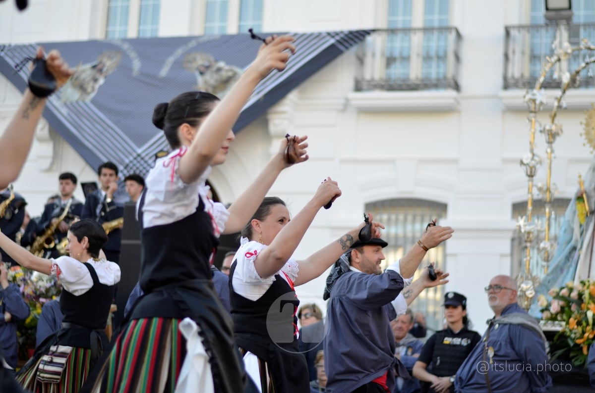Lucía Moreno y Paloma Morales retratan la emoción de la llegada de la Virgen de las Viñas a Tomelloso