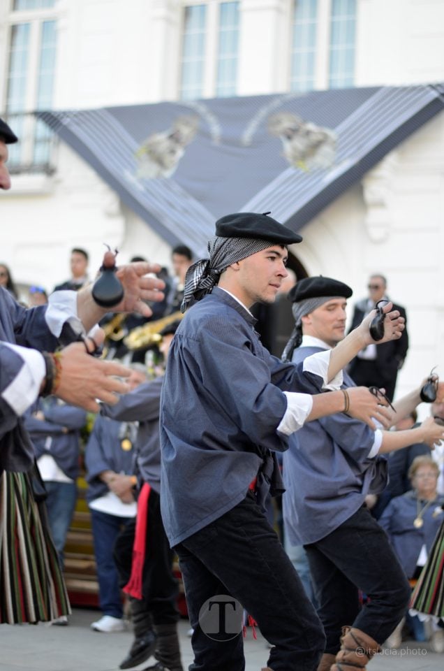 Lucía Moreno y Paloma Morales retratan la emoción de la llegada de la Virgen de las Viñas a Tomelloso